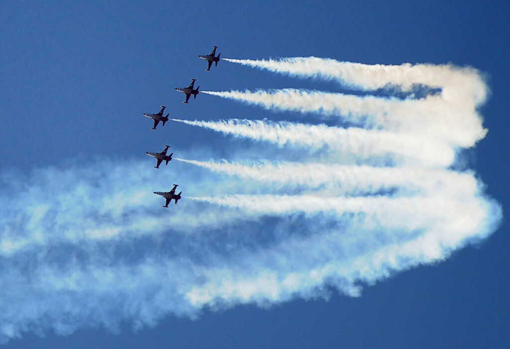 Airplanes in airshow